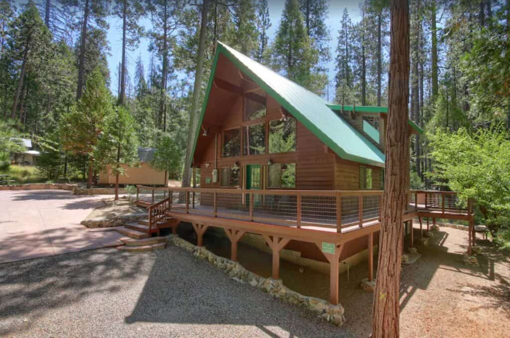 best towns to stay near yosemite