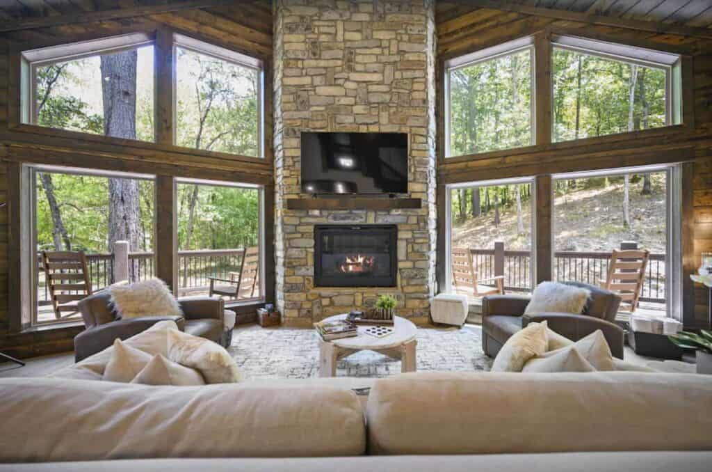 gorgeous broken bow cabin with pool access living room