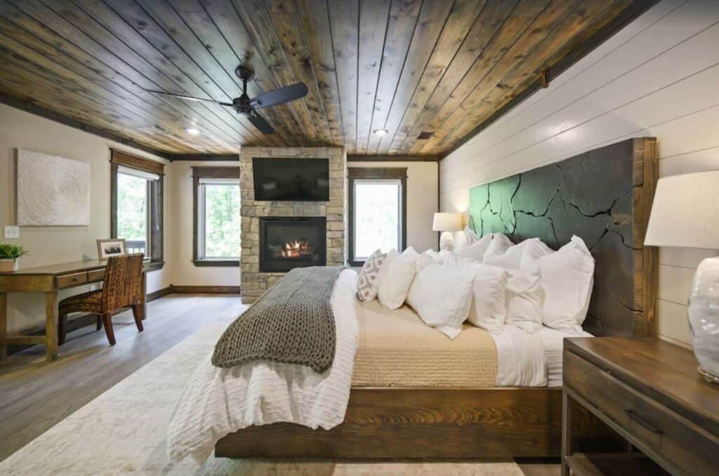 gorgeous broken bow cabin with pool access bedroom