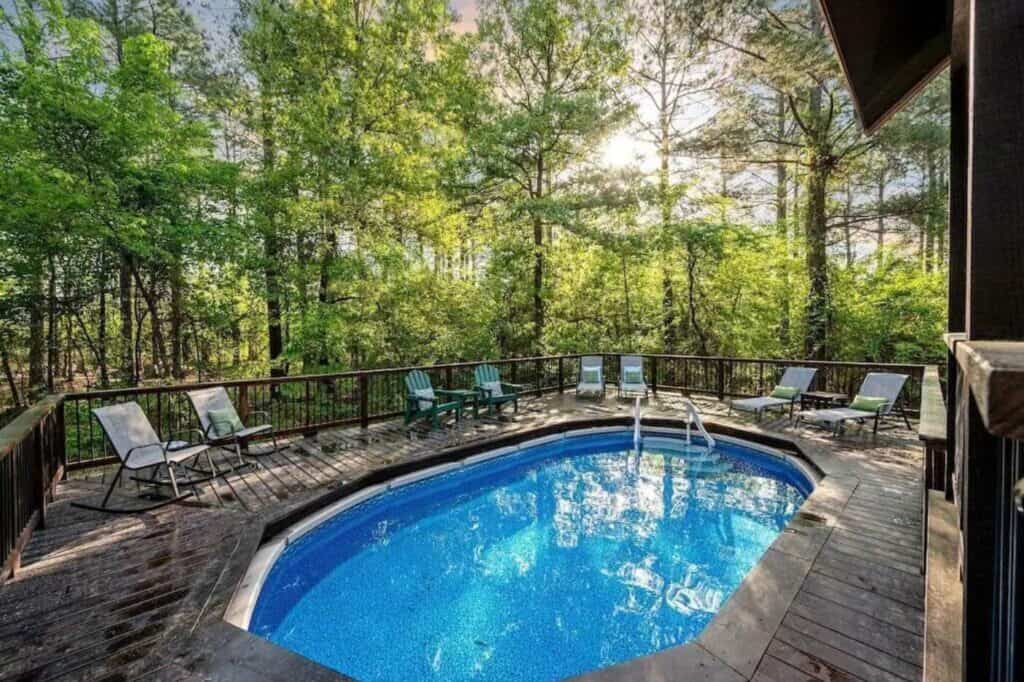 broken bow lake cabins with deck & pool exterior