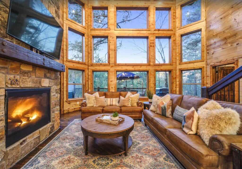 broken bow lodging with pool access interior