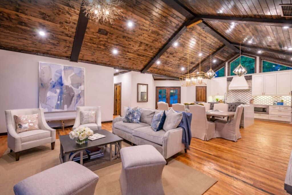 lovely modern broken bow cabin with hot tub & pool access interior